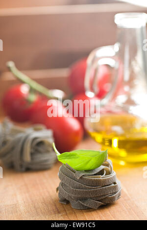 Tagliatelles à la tomate et basilic feuille sur table en bois Banque D'Images