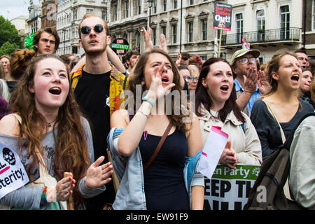 Londres, Royaume-Uni. 20 juin 2015. Des milliers de personnes convergent sur les rues de Londres pour rejoindre l'Assemblée du peuple contre l'austérité mars de la Banque d'Angleterre à la place du Parlement. Les manifestants crier leur dérision au gouvernement conservateur whils regardant discours relayés à un grand écran dans Whitehall. © Paul Davey/Alamy Live News Crédit : Paul Davey/Alamy Live News Banque D'Images