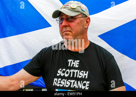 Glasgow, Royaume-Uni. 20 Juin, 2015. Plus de 2000 personnes ont assisté à un rassemblement à l'austérité anti- George Square, Glasgow, Ecosse, Royaume-Uni. Un certain nombre de différents groupes politiques, les syndicats et les groupes minoritaires sont venus à George Square à écouter des orateurs invités et collectivement protester contre les politiques économiques du gouvernement conservateur. Credit : Findlay/Alamy Live News Banque D'Images