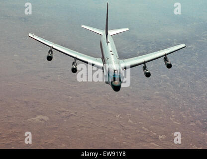 11 octobre 2013 - 52 CM RC-135.Le RC-135V/W prend en charge les avions de reconnaissance conjointe Rivet Theatre et national avec les consommateurs en temps quasi réel, sur les lieux de collecte, analyse et diffusion capabilities.Features.L'avion est une modification C-135. Le Rivet du commun des modifications sont principalement liées à sa suite de détection, qui permet à l'équipage de détecter, d'identifier et de géolocaliser signaux à travers le spectre électromagnétique. L'équipage peut alors transmettre l'information recueillie dans une variété de formats à un large éventail de consommateurs via la commune de rivet Banque D'Images