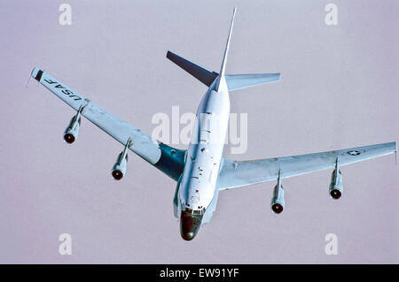 11 octobre 2013 - 52 CM RC-135.Le RC-135V/W prend en charge les avions de reconnaissance conjointe Rivet Theatre et national avec les consommateurs en temps quasi réel, sur les lieux de collecte, analyse et diffusion capabilities.Features.L'avion est une modification C-135. Le Rivet du commun des modifications sont principalement liées à sa suite de détection, qui permet à l'équipage de détecter, d'identifier et de géolocaliser signaux à travers le spectre électromagnétique. L'équipage peut alors transmettre l'information recueillie dans une variété de formats à un large éventail de consommateurs via la commune de rivet Banque D'Images