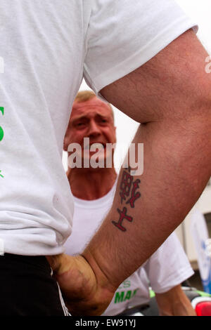 St John's Square, Blackpool, Lancashire. 20 Juin, 2015. Arunas Smelstorius en compétition dans la catégorie novice va tête à tête dans une série d'homme fort événements pour déterminer qui sera couronné comme l'homme le plus fort de Blackpool en 2015. Des événements tels que le joug 'porter', 'Conan' et la roue du chariot 'pull' parmi d'autres, à l'essai ces hommes extrêmement robuste de leurs limites physiques. Les mauvaises conditions climatiques n'a pas dissuader les foules du flocage pour regarder l'exposition de force dans le cadre de la Semaine des Forces armées. Credit : Cernan Elias/Alamy Live News Banque D'Images