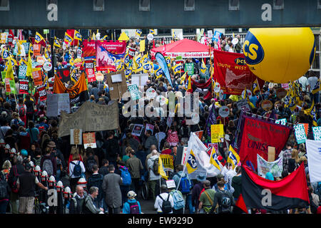 Londres, Royaume-Uni. 20 Juin, 2015. Un mars austérité attire une foule énorme à partir de la position de la Banque et à un rassemblement à la place du Parlement. Il s'est déroulé de manière pacifique et a été organisée par l'Assemblée des peuples et soutenu par tous les principaux syndicats, y compris les PC. 20 juin 2015. Crédit : Guy Bell/Alamy Live News Banque D'Images