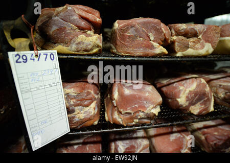 Un fichier photo datée du 24 octobre 2014 montre de jambon Forêt Noire sur des étagères au ham fabricant Adler à Bonndorf, Allemagne. Il faut environ trois mois pour faire de jambon Forêt Noire. Photo : Patrick Seeger/dpa Banque D'Images