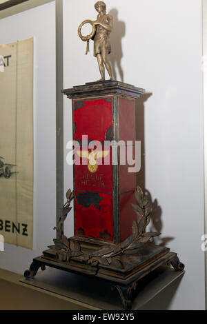 Grand Prix d'allemagne 1939 winner's cup Musée Mercedes-Benz avant-gauche Banque D'Images