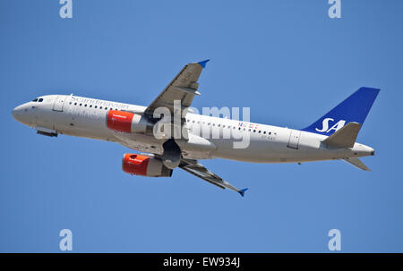 SAS Scandinavian Airlines Airbus A320 OY-KAY au départ de l'aéroport de Londres Heathrow LHR Banque D'Images