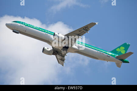 Airbus A321 d'Aer Lingus EI-CPH en partant de l'aéroport Londres Heathrow LHR Banque D'Images