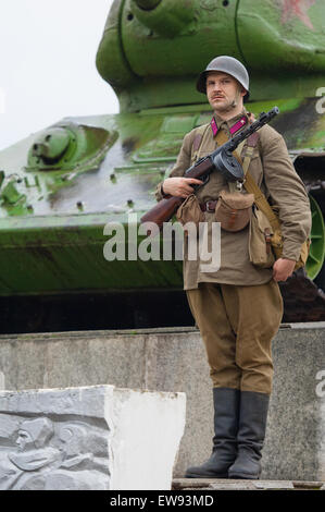 La Russie, de la MOSKOWA - 12 OCTOBRE : soldat non identifié sur la garde d'honneur sur la reconstitution de la bataille dans la DEUXIÈME GUERRE MONDIALE près de la village de Borodino en 1941, dans la région de Moscou, de la Moskowa, le 12 octobre 2014, la Russie Banque D'Images