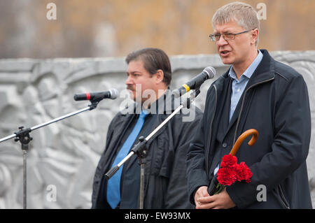 La Russie, de la MOSKOWA - 12 OCTOBRE : le sous-chef du district municipal de Mojaïsk R. Korodchenkov speach sur la reconstitution de la bataille dans la DEUXIÈME GUERRE MONDIALE près de la village de Borodino en 1941, dans la région de Moscou, de la Moskowa, le 12 octobre 2014, la Russie Banque D'Images