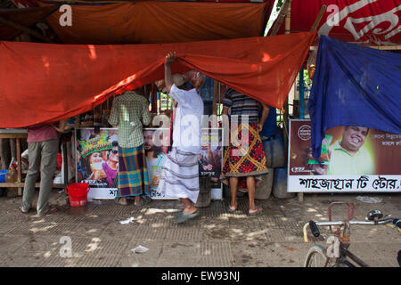 Dhaka, Bangladesh. 20 Juin, 2015. Extracteur de pousse-pousse et le travail journalier de manger des aliments de suspendre les bâches tea stall sur street à Dhaka durant le Ramadan. Pendant le mois sacré du Ramadan la plupart des stands de thé et restaurants suspendre les bâches de protection pour ceux qui ont besoin de manger et boire. Rickshaw Wallahs travaillent dur et ont besoin de leur énergie, et il y a des gens d'autres religions qui n'a pas jeûné pendant ce temps. Zakir Hossain Chowdhury Crédit : zakir/Alamy Live News Banque D'Images