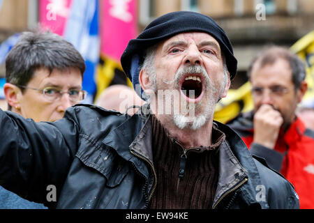 Glasgow, Royaume-Uni. 20 Juin, 2015. Plus de 2000 personnes ont assisté à un rassemblement à l'austérité anti- George Square, Glasgow, Ecosse, Royaume-Uni. Un certain nombre de différents groupes politiques, les syndicats et les groupes minoritaires sont venus à George Square à écouter des orateurs invités et collectivement protester contre les politiques économiques du gouvernement conservateur. Credit : Findlay/Alamy Live News Banque D'Images