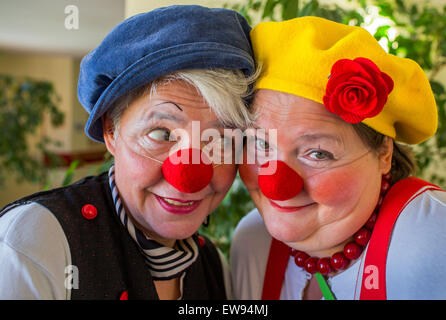 Schwerin, Allemagne. Le 05 juin, 2015. 'Bien' de clowns à l'hôpital (Ines Vowinkel, L) et 'Kiki' (Kerstin Daum) sont illustrés dans le 'Augustenstift' soins infirmiers à Schwerin, Allemagne, 05 juin 2015. Les clowns ont été visiter les malades atteints de démence et les personnes ayant besoin de soins une fois par mois depuis deux ans. Photo : Jens Buettner/dpa/Alamy Live News Banque D'Images