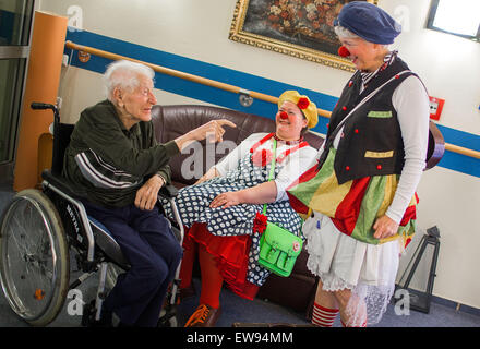 Schwerin, Allemagne. Le 05 juin, 2015. 'Bien' de clowns à l'hôpital (Ines Vowinkel, R) et 'Kiki' (Kerstin Daum) chanter une chanson avec 97 ans d'Alexander dans le juriste Nowitzki démence protégées pupille de la 'Augustenstift' soins infirmiers à Schwerin, Allemagne, 05 juin 2015. Les clowns ont été visiter les malades atteints de démence et les personnes ayant besoin de soins une fois par mois depuis deux ans. Photo : Jens Buettner/dpa/Alamy Live News Banque D'Images