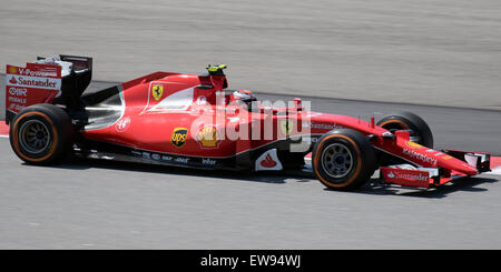 Kimi Räikkönen en FP1 au Grand Prix de Malaisie 2015, testant sa Ferrari SF15-T dans les conditions humides de Sepang. Banque D'Images
