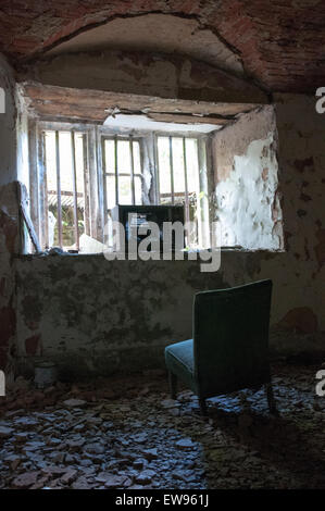 Télé cassée et abandonnés dans Nocton Hall dans le Lincolnshire, Angleterre, Royaume-Uni Banque D'Images