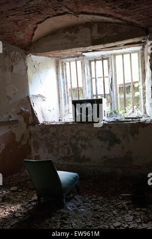 Télé cassée et abandonnés dans Nocton Hall dans le Lincolnshire, Angleterre, Royaume-Uni Banque D'Images