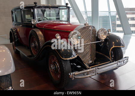 Vue de face droite de la Mercedes-Benz 770 Pullman-Limousine utilisée par l'empereur Showa, exposée au musée Mercedes-Benz. Banque D'Images