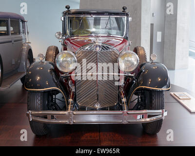 Vue de face de la Mercedes-Benz 770 Pullman-Limousine utilisée par l'empereur Hirohito, exposée au musée Mercedes-Benz. Banque D'Images