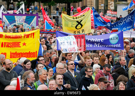 Glasgow, Royaume-Uni. 20 Juin, 2015. Plus de 2000 personnes ont assisté à un rassemblement à l'austérité anti- George Square, Glasgow, Ecosse, Royaume-Uni. Un certain nombre de différents groupes politiques, les syndicats et les groupes minoritaires sont venus à George Square à écouter des orateurs invités et collectivement protester contre les politiques économiques du gouvernement conservateur. Credit : Findlay/Alamy Live News Banque D'Images