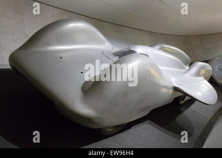 Vue avant gauche de la Mercedes-Benz T80 exposée au musée Mercedes-Benz de Stuttgart, en Allemagne, présentant son design aérodynamique destiné aux records de vitesse sur terre. Banque D'Images