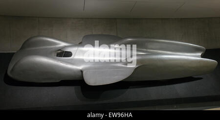 La Mercedes-Benz T80, exposée au Musée Mercedes-Benz, présente son design aérodynamique unique des années 1930, mettant en valeur ses prouesses techniques et son héritage de course. Banque D'Images