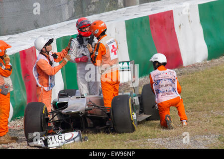 Michael Schumacher après son accident en FP2 au Grand Prix du Japon 2012, s'éloignant en toute sécurité de sa Mercedes AMG. Banque D'Images