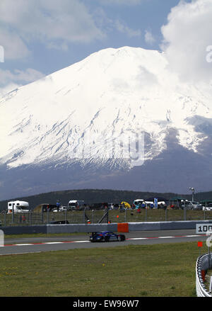 Une vue imprenable sur le mont Fuji lors de la course Super GT Fuji de 400 km 2010, avec le sommet emblématique du Japon surplombant le Fuji Speedway. Banque D'Images