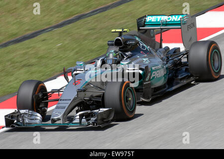 Nico Rosberg, au volant de Mercedes AMG Petronas, participe à la première séance d'essais du Grand Prix de Malaisie 2015 sur le circuit international de Sepang. Banque D'Images