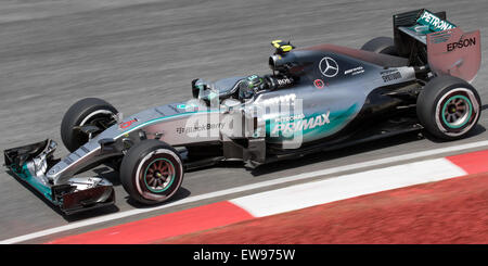 Nico Rosberg lors du FP2 au Grand Prix de Malaisie 2015, peaufinant sa Mercedes W06 Hybrid pour le week-end de course au circuit international de Sepang. Banque D'Images