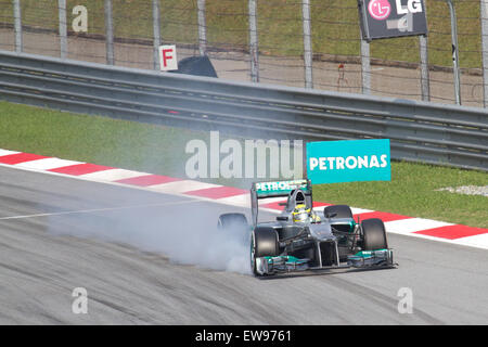 L'incident de fumée de frein de Nico Rosberg lors du Grand Prix de Malaisie 2012 met en évidence la pression intense sur le système de freinage de la voiture dans les conditions chaudes et humides de la piste. Banque D'Images