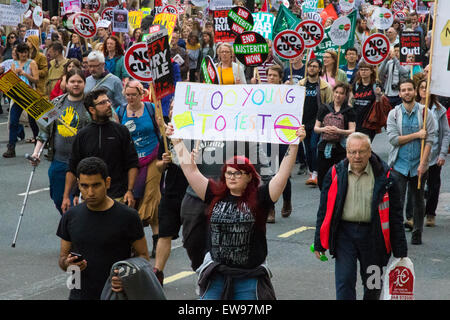 Londres, Royaume-Uni. 20 Juin, 2015. Des milliers de personnes convergent sur les rues de Londres pour rejoindre l'Assemblée du peuple contre l'austérité mars de la Banque d'Angleterre à la place du Parlement. Crédit : Paul Davey/Alamy Live News Banque D'Images