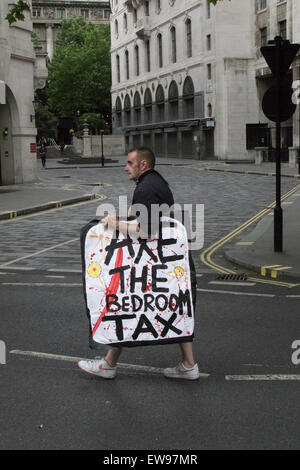 Londres, Royaume-Uni. 20 Juin, 2015. Des milliers de personnes convergent sur les rues de Londres pour rejoindre l'Assemblée du peuple contre l'austérité mars de la Banque d'Angleterre à la place du Parlement. Crédit : Paul Davey/Alamy Live News Banque D'Images