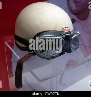 Le casque et les lunettes de course de Phil Hill, exposés au Museo Ferrari, offrent un aperçu de la carrière du pilote légendaire et de son rôle emblématique dans l'histoire du sport automobile. Banque D'Images