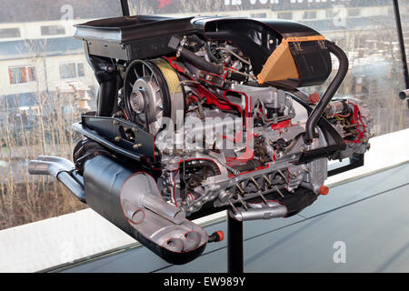 Le moteur Porsche 930-60, exposé au Musée Porsche, un moteur six cylindres à plat turbocompressé de haute performance de l'emblématique Porsche 911 Turbo. Banque D'Images