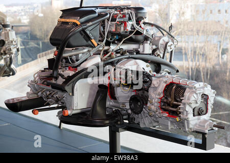 La vue arrière gauche du moteur Porsche 930-60, exposée au Musée Porsche, révèle l’impressionnante ingénierie derrière l’un des modèles turbocompressés les plus emblématiques de Porsche. Banque D'Images