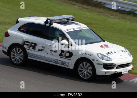 La Porsche Cayenne S Hybrid utilisée comme première voiture de secours lors de l'événement Super GT 2012 à Sugo, équipée pour l'intervention d'urgence. Banque D'Images