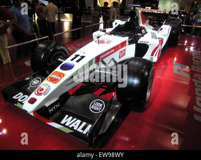 Une photographie de Rubens Barrichello conduisant une Honda F1 lors de la saison 2006 de formule 1. L'image montre le pilote brésilien en action, mettant en valeur le design élégant de la voiture et l'intensité du sport automobile à grande vitesse. La photographie représente la carrière de Barrichello en F1, avec Honda comme équipe durant cette saison. Banque D'Images