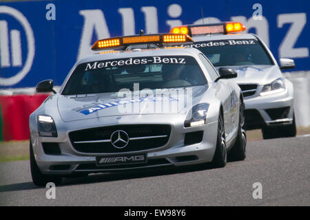 La voiture de sécurité et la voiture médicale 2012, utilisées lors des événements de sport automobile au Japon, fournissent un soutien essentiel aux activités de course. Ces véhicules font partie intégrante de la sécurité et de la réponse médicale pendant les courses. Banque D'Images