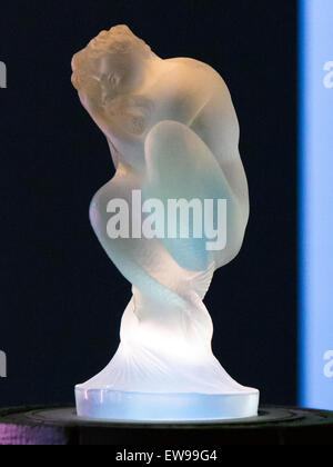 Une œuvre d'art délicate, « Sirene » de René Lalique, exposée au musée de l'automobile Toyota. L’œuvre met en valeur la maîtrise de Lalique dans le design et la sculpture, mêlant beaux-arts et savoir-faire artisanal dans une pièce intemporelle. Banque D'Images