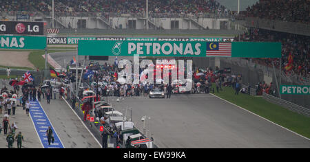 La grille de départ du Grand Prix de Malaisie 2012 montre le placement des voitures de formule 1 avant le début de la course. Ce moment emblématique, capturé sur le circuit de Sepang, illustre la nature hautement compétitive du sport alors que les pilotes se préparent à participer à l'une des épreuves de F1 les plus difficiles de la saison. Banque D'Images