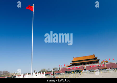 Cette photographie capture la place Tiananmen à Pékin, avec le drapeau de la République populaire de Chine bien en vue. L'image reflète la Chine moderne et son importance politique et culturelle actuelle, prise en avril 2010 lors d'une célébration nationale. Banque D'Images