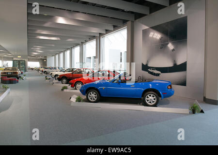 Cette photo présente l'intérieur du Toyota automobile Museum, capturant les différentes voitures anciennes et modernes exposées. Le musée offre un aperçu complet de l’histoire de Toyota et de son impact sur l’industrie automobile. Banque D'Images