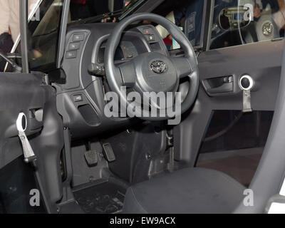 La Toyota i-Road, présentée dans sa version d’essai sur route au salon de Tokyo 2013, est un véhicule électrique compact conçu pour la mobilité urbaine. Son cockpit reflète la conception futuriste visant à fournir un transport efficace et peu encombrant dans les environnements urbains bondés. Banque D'Images