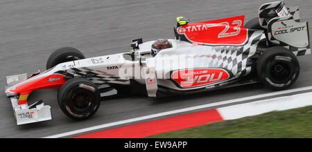 Vitantonio Liuzzi participe au Grand Prix de formule 1 de Malaisie 2011, au volant de l'Hispania Racing Team. Cette image le capture lors d'un de ses tours sur la piste, soulignant son habileté et sa détermination en tant que pilote de formule 1 dans l'environnement de compétition. Banque D'Images