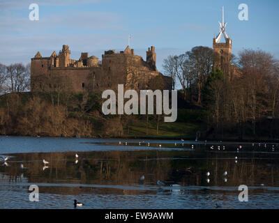 Le Palais de Linlithgow et St Michaels church Banque D'Images