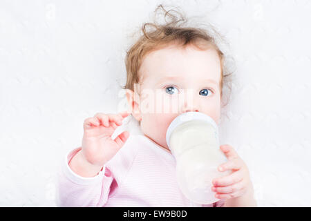 Petite fille de boire une bouteille de lait Banque D'Images