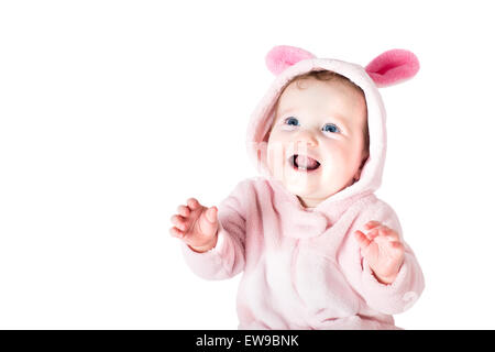 Funny beau bébé aux yeux bleus, vêtu d'un costume de lapin jouant et riant, isolated on white Banque D'Images