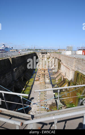 Une cale sèche dans le Port de Saint Malo en Bretagne, France. Banque D'Images