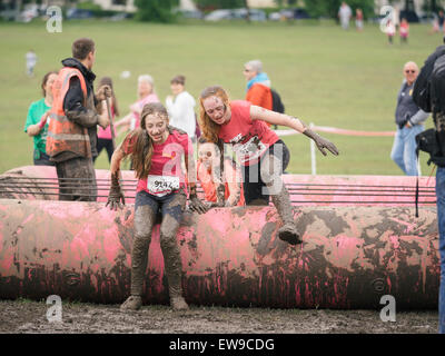 Glasgow, Royaume-Uni. 20 Juin, 2015. Les femmes dirigent le 5k 'Joli' boueux à l'appui de la course pour la recherche sur le cancer à Bellahouston Park. Credit : Alan Robertson/Alamy Live News Banque D'Images