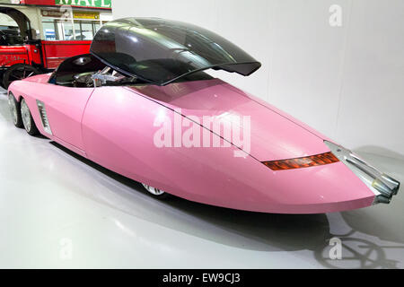 Le FAB 1, un célèbre véhicule de la série télévisée britannique « Thunderbirds », est exposé au Heritage Motor Centre de Gaydon. Le véhicule, connu pour son design distinctif, est un élément emblématique de l'histoire de la télévision. Banque D'Images